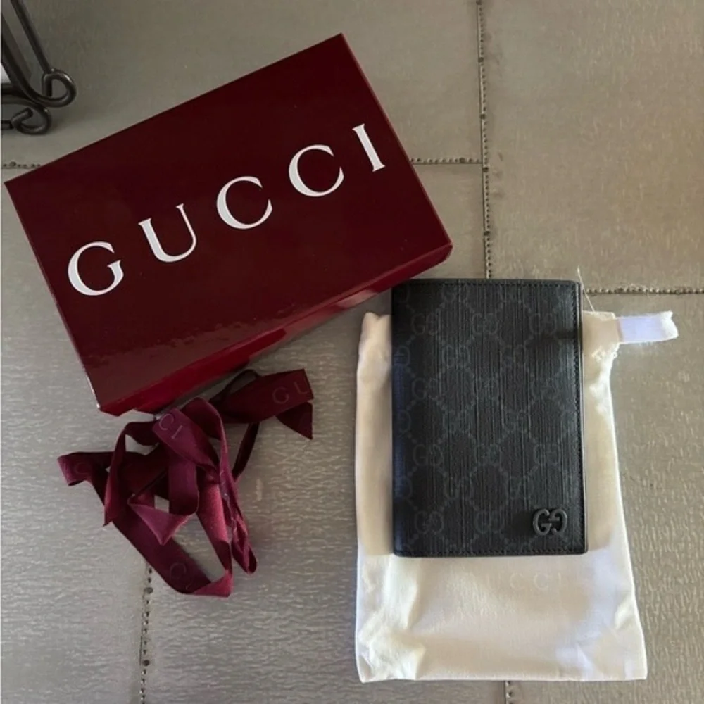Gucci Leather passport holder/wallet